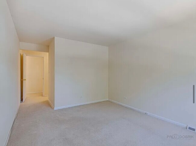 Building Photo - 317 E Valley Ln