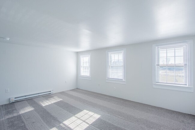 Building Photo - Wonderful Updated TownHouse in the Heart of Middletown - On Main St