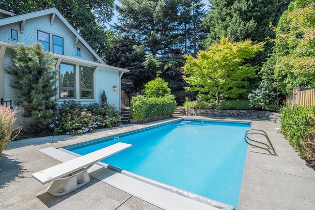 Building Photo - Gorgeous 3 BR + Office & 2 BA Home in the John Landings neighborhood with a heated pool!