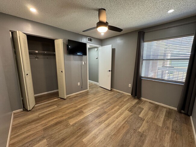 Building Photo - Spacious 2-Bedroom, 2-Bath Condo in Guard-...