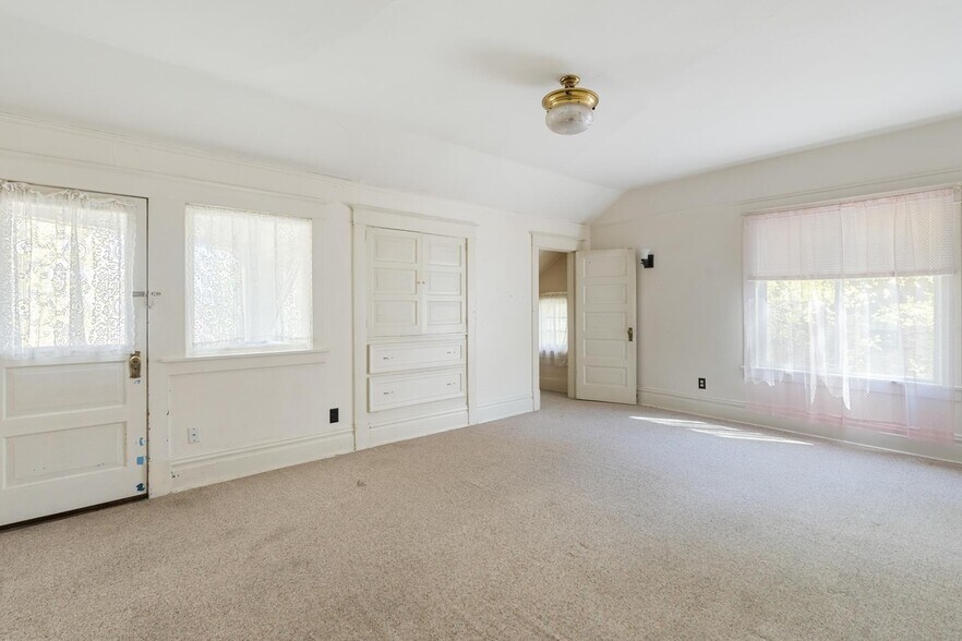 Bedroom 1 - 1019 W 6th Ave