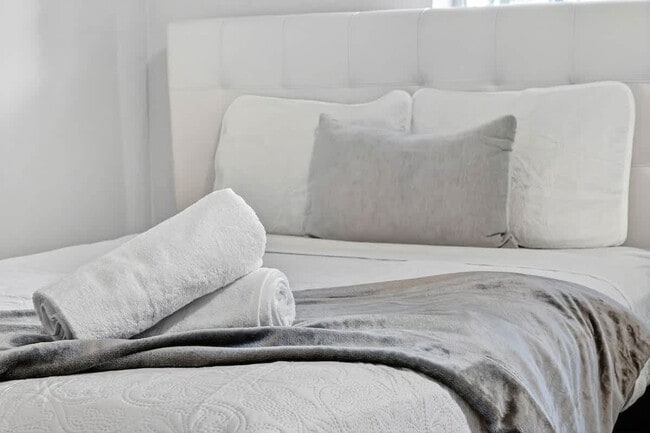 Building Photo - 2423 NE 202nd St