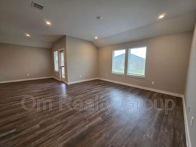 Building Photo - 1131 Hughes Crossing Dr