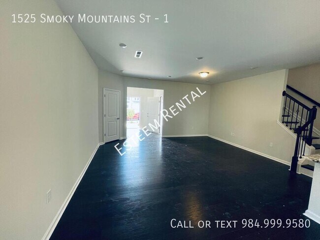 Building Photo - 1525 Smoky Mountains St