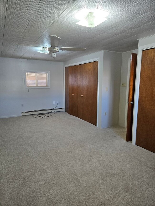 Building Photo - Three Bedroom Home - Single Car Attached Garage - in Townsend!