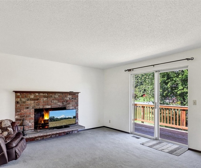 Building Photo - Spacious 4 Bedroom, 2 Bathroom Home