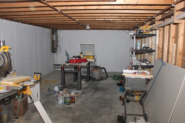 Building Photo - 202 N Ridge Run