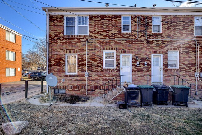 Building Photo - Charming 3 Bedroom Duplex In Prime Location!!