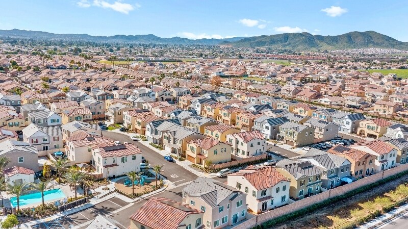 Building Photo - 26840 Red Dr