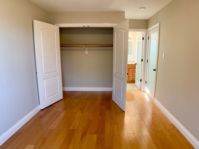 Building Photo - Updated TOP FLOOR 2BR/2BA FLAT! IN-UNIT LA...