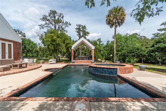 Building Photo - 5951 SW 21st Avenue Rd