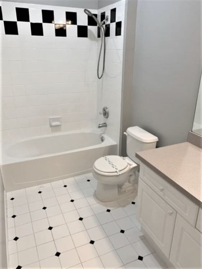 Building Photo - 2 Bedroom + Den and 1 Car Garage, Pet frie...
