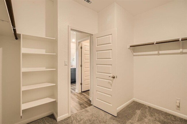 Building Photo - 360 El Capitan Lp