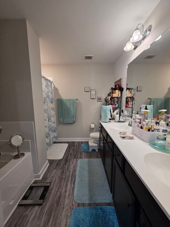 Building Photo - Spacious & Stylish Living Near Camp Lejeune with Expansive Fenced Backyard
