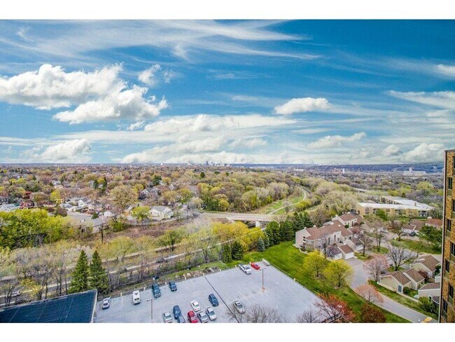 Building Photo - Spacious one-bedroom, one-bath condo in a fantastic St. Paul location!