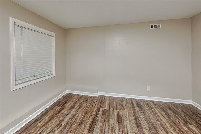 Building Photo - 985 Crystal Water Dr SE