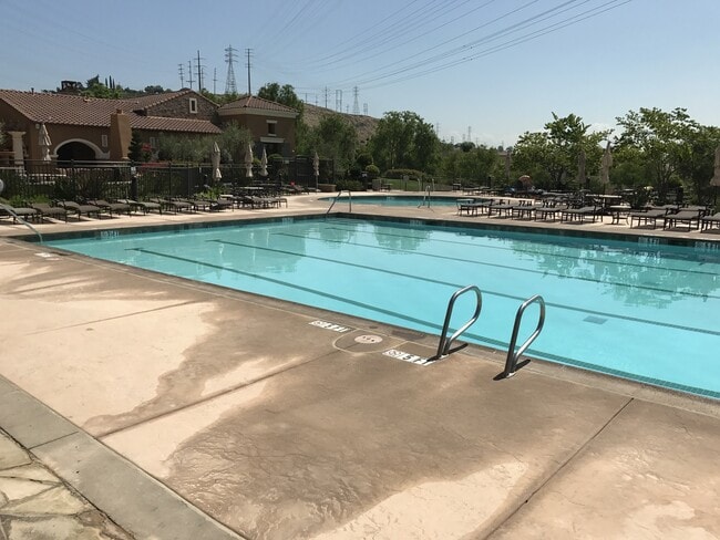 Building Photo - Beautiful Mission Valley Townhome in Escal...