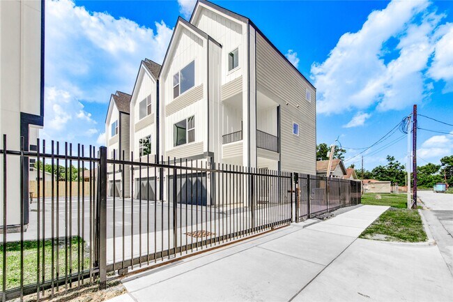 Building Photo - 4037 Buck St