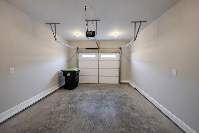 Building Photo - Modern 3 Bedroom Townhome in Prime Location