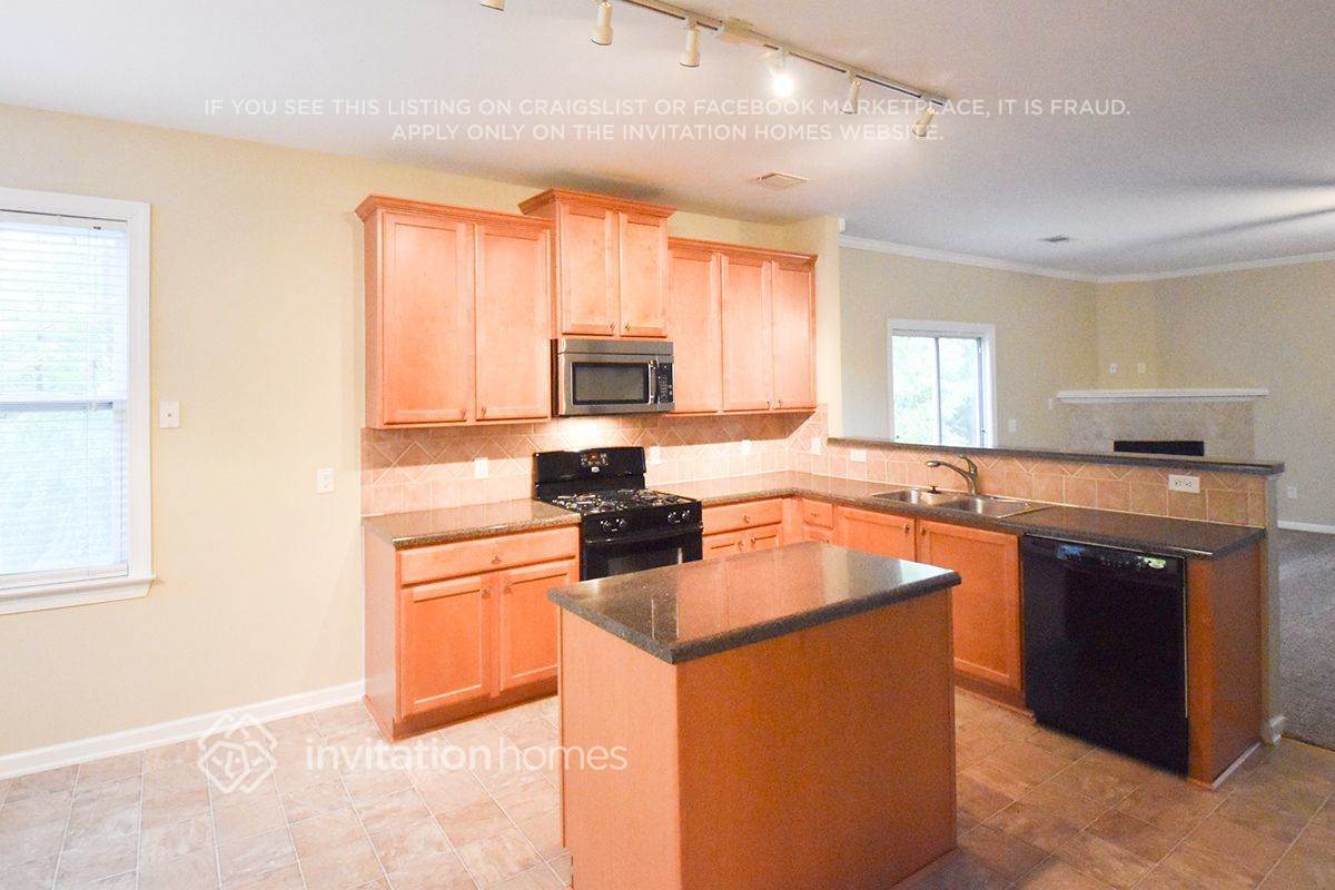 Building Photo - 2716 Sandalwood Cir