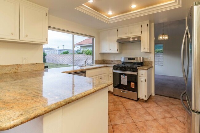 Building Photo - Beatiful house next to golf course.