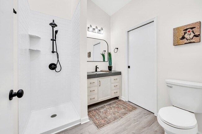 Building Photo - 3 Bed 2 Bath House w/Fenced Yard in East N...