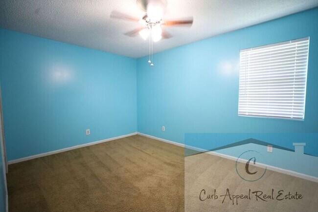 Building Photo - Move in special $800!! 3 bed, 2 bath home with a huge, fenced yard near Valley View school!!