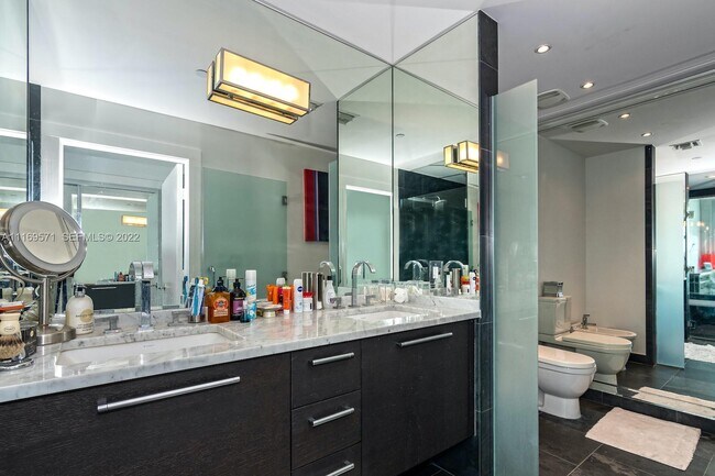 Building Photo - 900 Biscayne Blvd