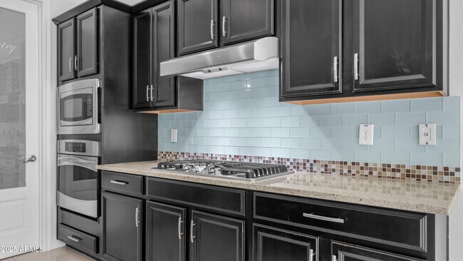 Building Photo - 561 W Yellowstone Way