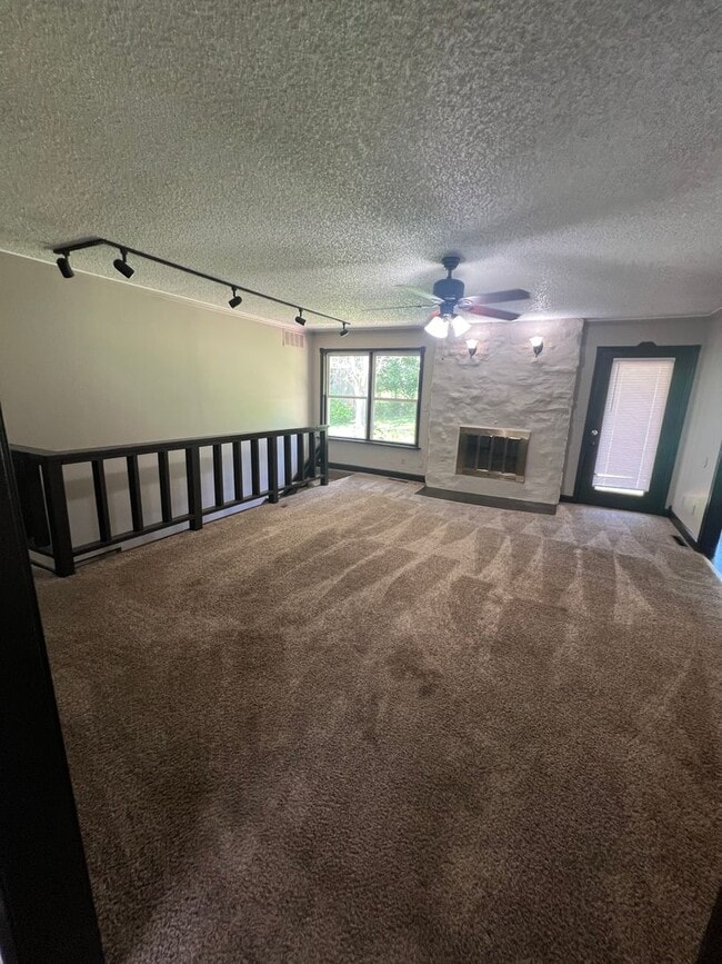 Building Photo - 4 bedroom/2 bath house