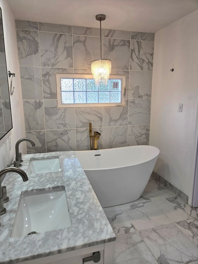 Building Photo - Spacious Five Bedroom