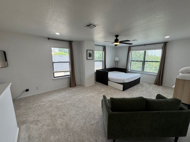 Building Photo - 191 Mistletoe Ln