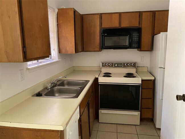 Building Photo - 7901 Cambridge St