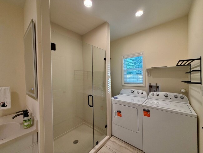 Building Photo - Completely Renovated 3BR / 2BA House | Midway ISD