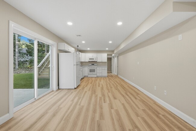 Building Photo - 104 Hilltop Dr