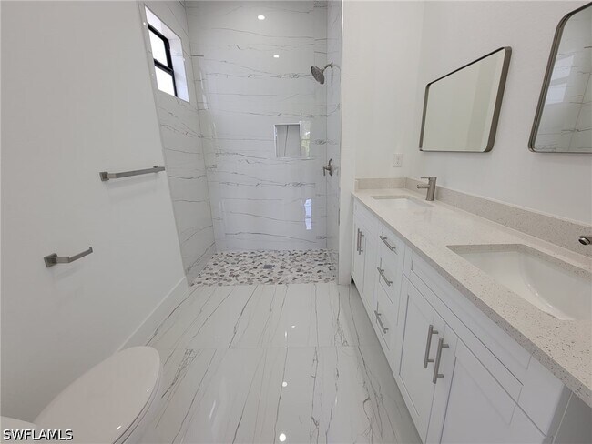 Building Photo - 886 Milwaukee Blvd