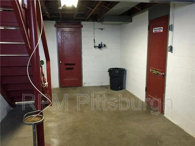 Building Photo - 2108 Lucina Ave