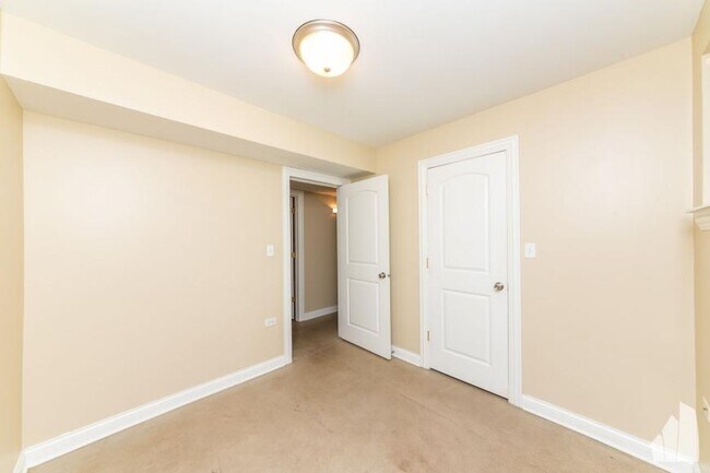 Building Photo - 2 bedroom in Chicago IL 60657