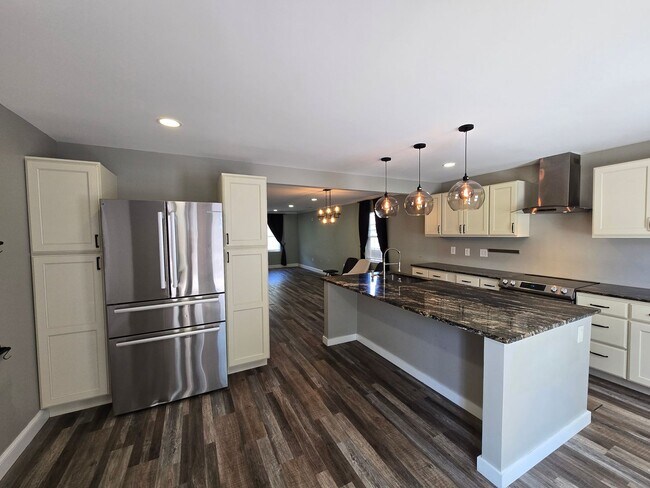 Building Photo - Downtown Greensboro Stunner – Fully Renovated!