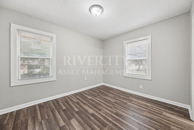 Building Photo - Big 4 bedroom, 1-Bathroom Home In Frayser!...