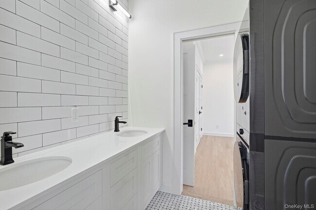 Building Photo - 31 Gedney Way