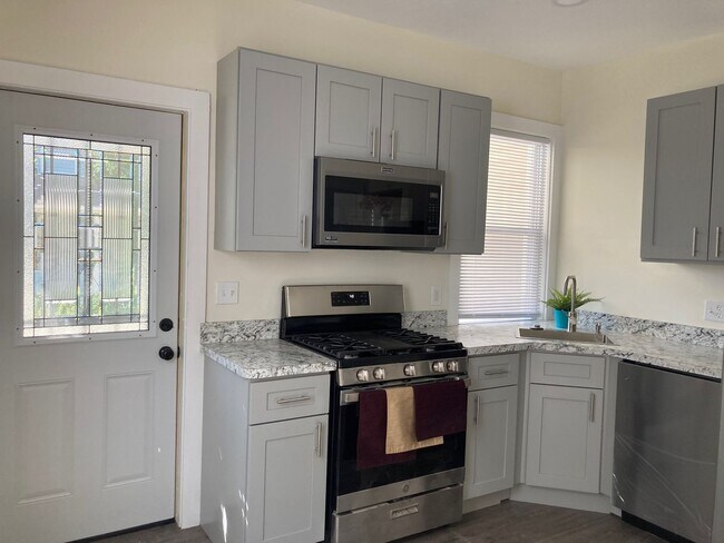 Building Photo - 1332 W 93rd St