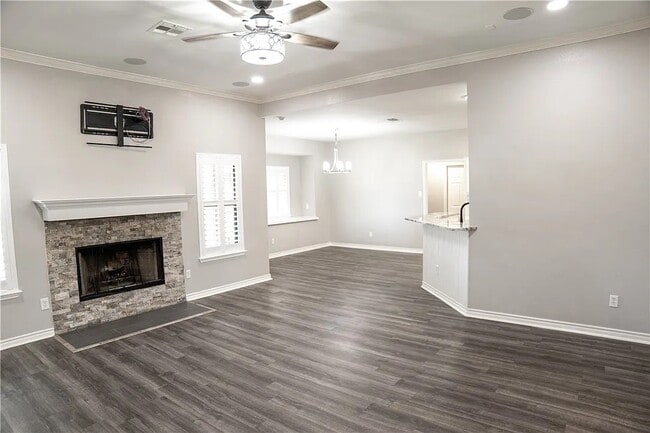 Building Photo - 100 Lone Oak St