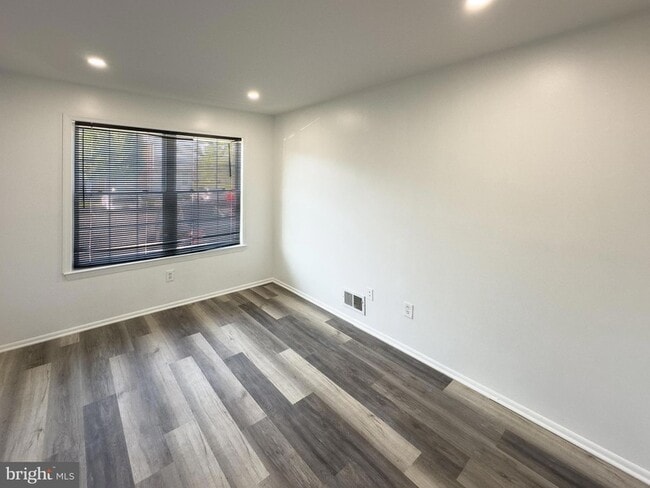 Building Photo - 303 Dove Ct