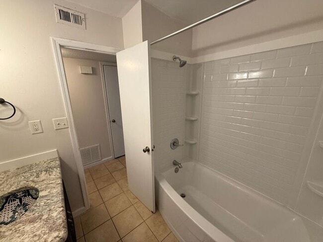 Building Photo - Gulf Breeze - Greenbriar Estates - 2 bedroom, 1 bathroom