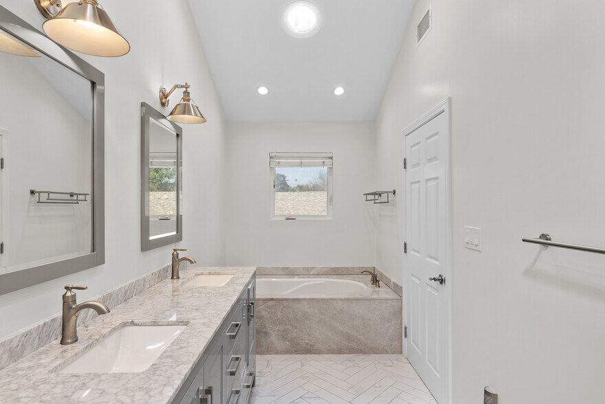 Building Photo - 4242 Van Nuys Blvd