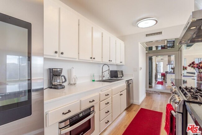 Building Photo - 800 W 1st St