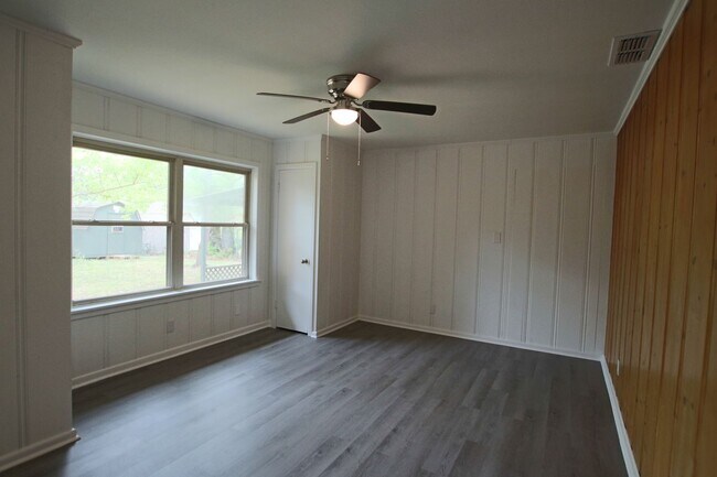 Building Photo - Adorable 3 Bed 2 Bath in Tyler with TWO Li...