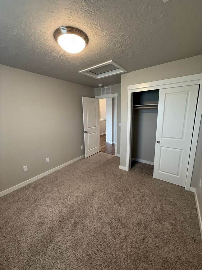 Building Photo - 10336 Rockaway Ridge St