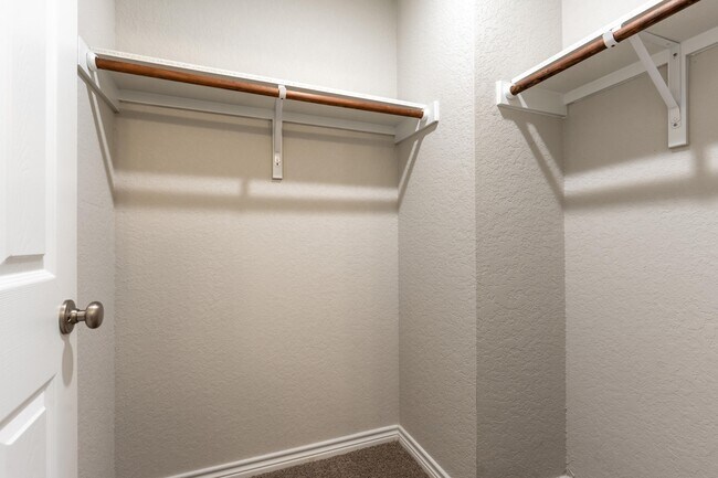 Building Photo - 6934 Crestway Dr